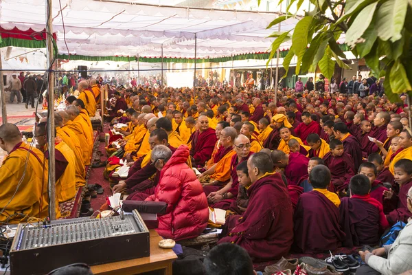 身份不明的佛教朝圣者附近舍利塔博 — 图库照片