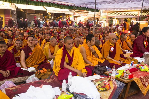 Oidentifierade buddhistiska pilgrimer nära stupa boudhanath — Stockfoto