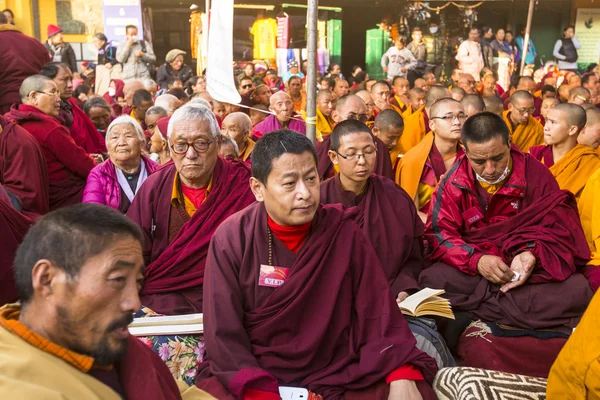Oidentifierade buddhistiska pilgrimer nära stupa boudhanath — Stockfoto