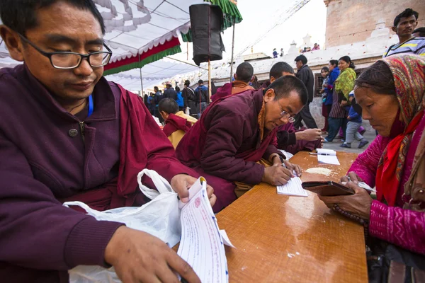 Peregrinos budistas no identificados cerca de la estupa Boudhanath — Foto de Stock