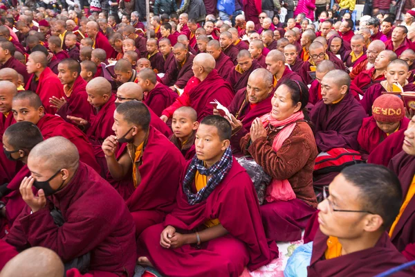 Unidentified Buddhist pilgrims near stupa Boudhanath — Stock Photo, Image