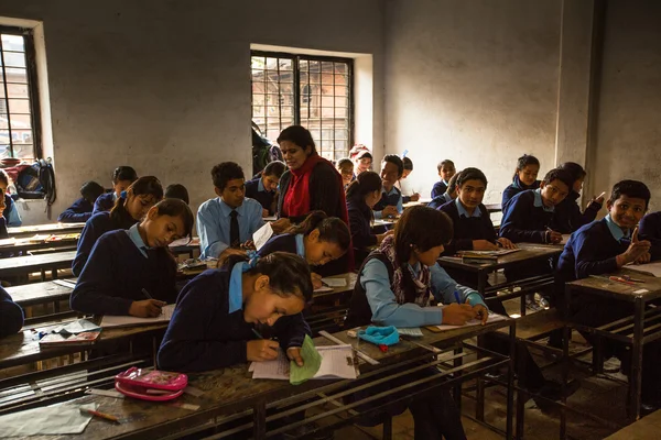 Enfants inconnus dans la leçon à l'école publique — Photo