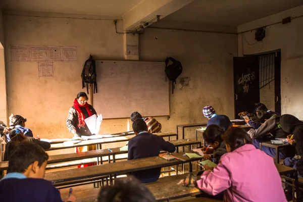 Неизвестные дети на уроке в государственной школе — стоковое фото