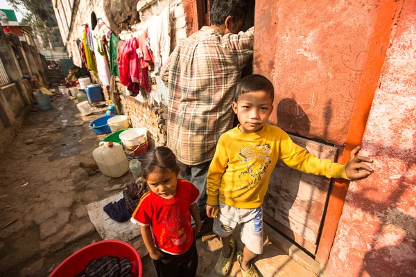 Bambini locali non identificati vicino alle loro case in una zona povera della città — Foto Stock