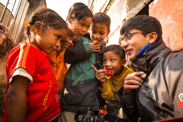 Niños locales no identificados cerca de sus hogares en una zona pobre de la ciudad —  Fotos de Stock