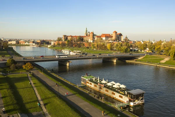 Widok na brzegu Wisły, w zabytkowym centrum miasta — Zdjęcie stockowe