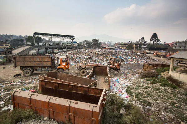 Pile de déchets domestiques dans les décharges — Photo