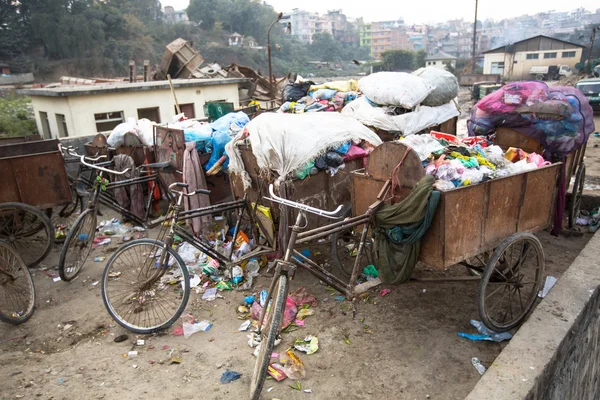 Pilha de lixo doméstico em aterros — Fotografia de Stock
