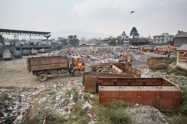 Pile de déchets domestiques dans les décharges — Photo