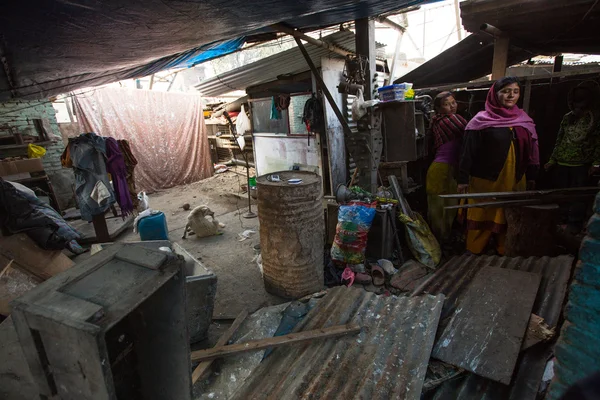 Oidentifierade lokalbefolkningen nära sina hem i ett fattigt område i staden — Stock fotografie