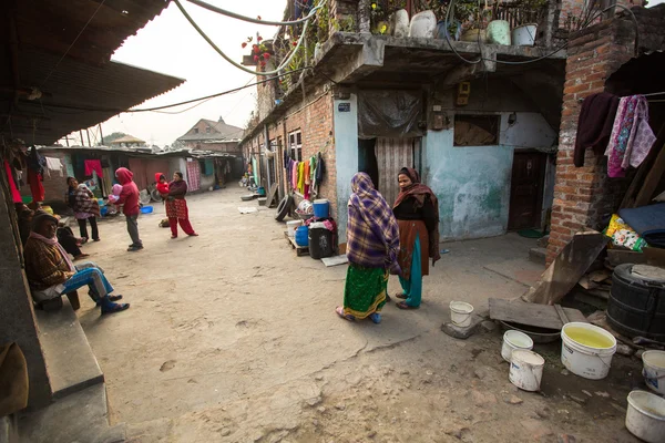 Unbekannte Anwohner in der Nähe ihrer Häuser in einem Armenviertel der Stadt — Stockfoto