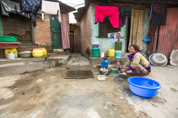 Oidentifierade lokalbefolkningen nära sina hem i ett fattigt område i staden — Stockfoto