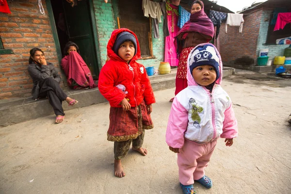 Crianças locais não identificadas perto de suas casas em uma área pobre da cidade — Fotografia de Stock