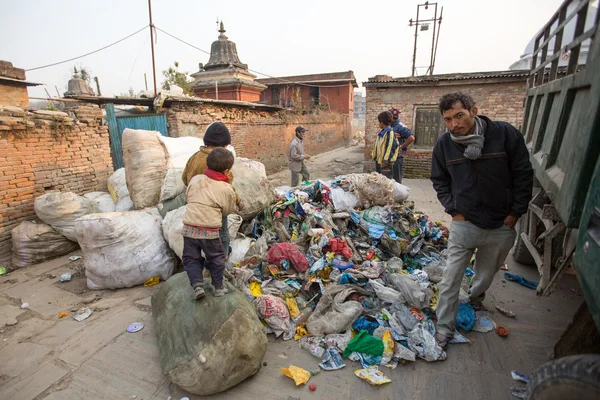 Niet-geïdentificeerde mensen uit armere gebieden werken bij het sorteren van plastic op de dump — Stockfoto