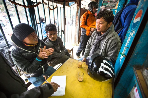 都市の貧しい地域で彼らの家の近くの未確認の地元の人々 — ストック写真