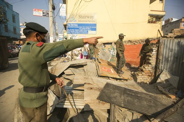 Policía nepalí durante una operación de demolición de barrios marginales residenciales —  Fotos de Stock