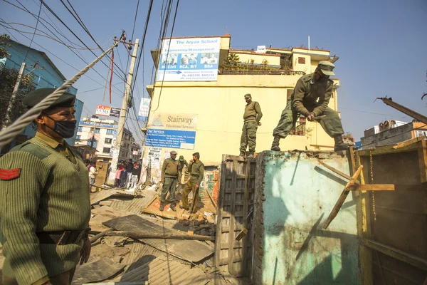 Nepalska policja podczas operacji na rozbiórkę dzielnicy slumsów — Zdjęcie stockowe