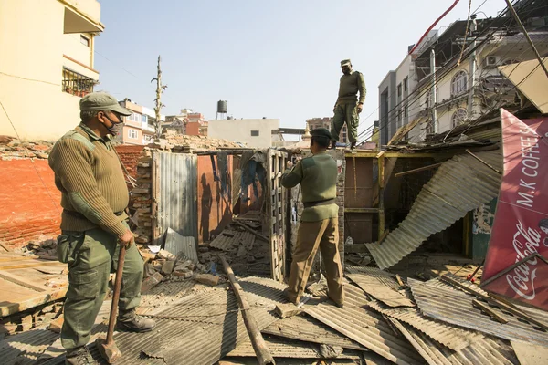 Nepalese politie tijdens een operatie op sloop van residentiële sloppenwijken — Stockfoto