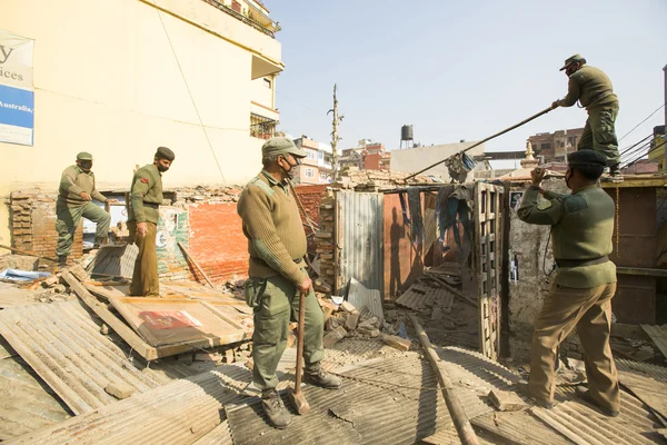 Nepalese politie tijdens een operatie op sloop van residentiële sloppenwijken — Stockfoto