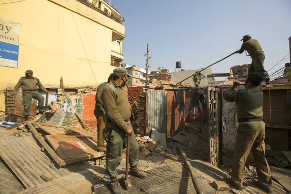 Policía nepalí durante una operación de demolición de barrios marginales residenciales — Foto de Stock