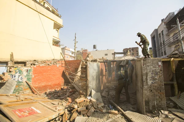 Nepalese politie tijdens een operatie op sloop van residentiële sloppenwijken — Stockfoto