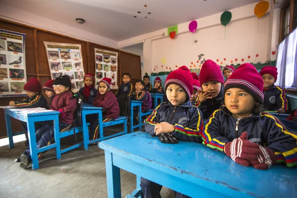 未知的学生，在小学英语课堂 — 图库照片