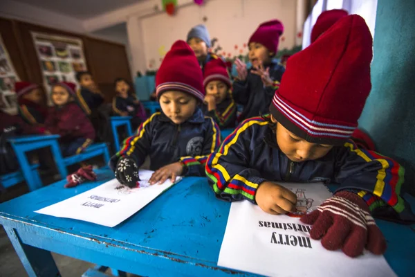 Okänd elever i engelska klass i grundskolan — Stockfoto