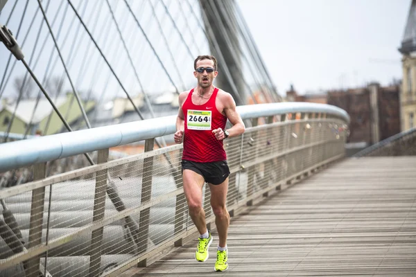 Deelnemers tijdens de jaarlijkse marathon van Krakau — Stockfoto