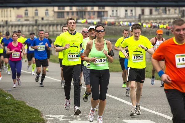 Deelnemers tijdens de jaarlijkse marathon van Krakau — Stockfoto