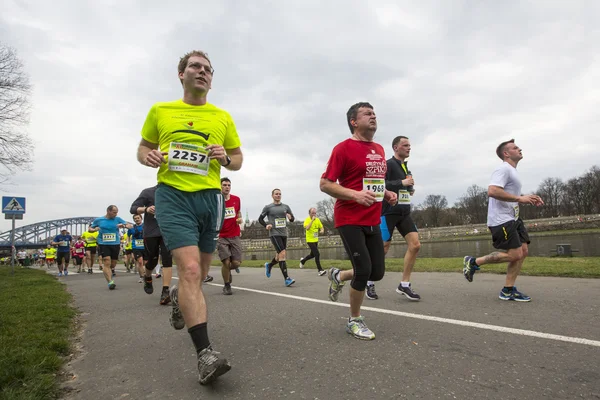 Participantes durante a Maratona Internacional de Cracóvia — Fotografia de Stock