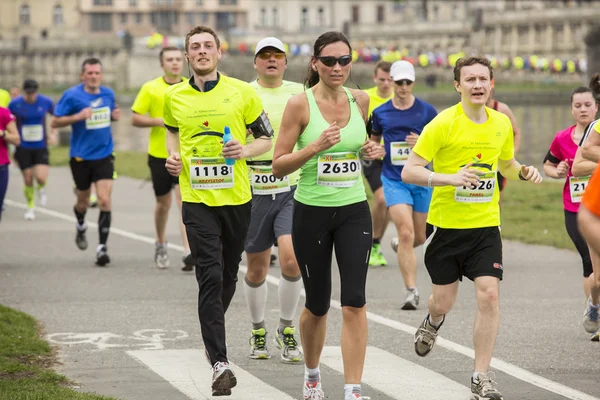 Participantes durante a Maratona Internacional de Cracóvia — Fotografia de Stock