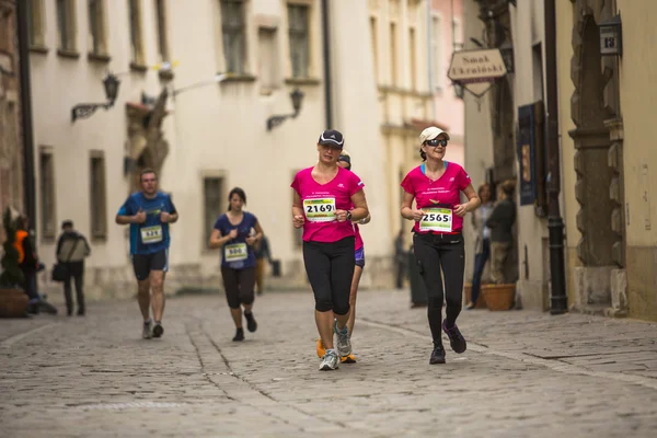 Uczestnicy podczas roczny Międzynarodowy Maraton Kraków — Zdjęcie stockowe