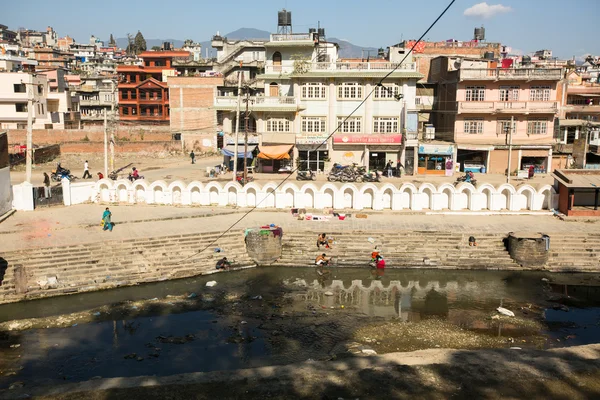 Během ceremonie kremace podél řeky svatého bagmati — Stock fotografie