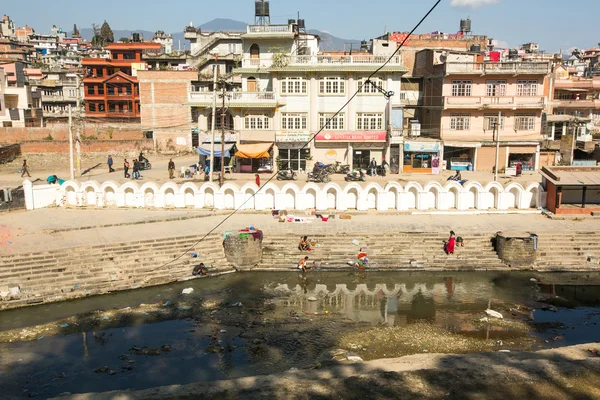 During the cremation ceremony along the holy Bagmati River — Stock Photo, Image