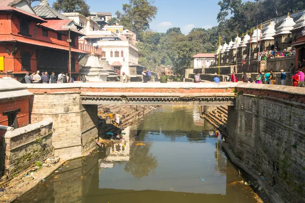 During the cremation ceremony along the holy Bagmati River — Stock Photo, Image