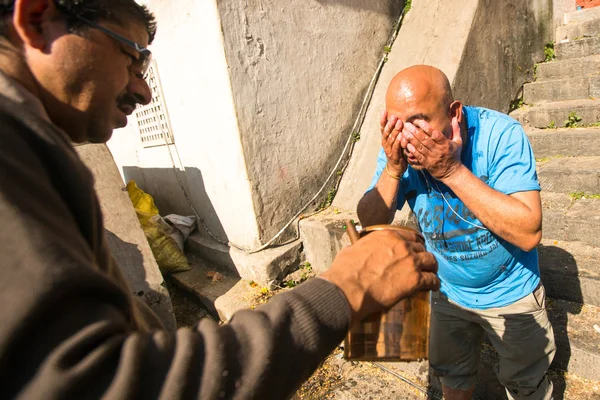 Local people during the cremation ceremony — Stock Photo, Image