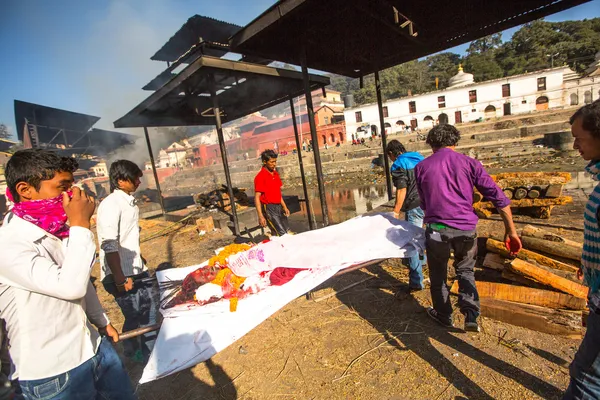 Local people during the cremation ceremony — Stock Photo, Image