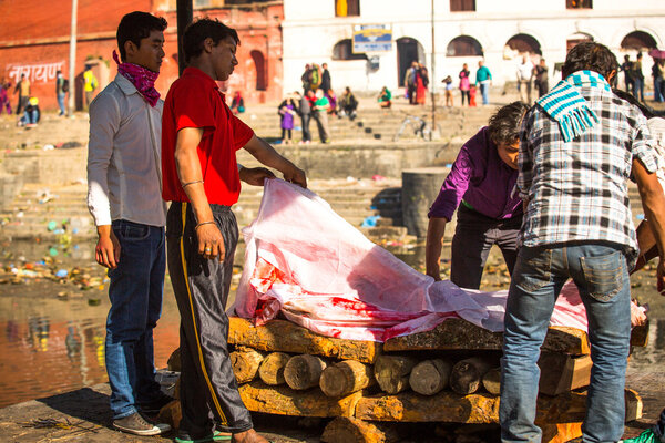 Местные жители во время церемонии кремации
