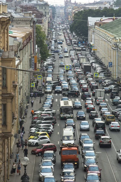 Cars stands in traffic jam on the city center — Stock Photo, Image