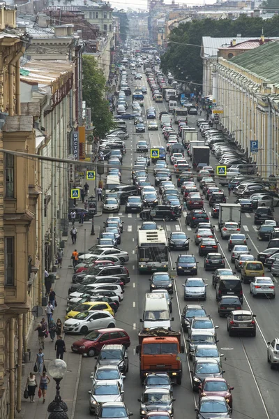 Автомобили стоят в пробках . — стоковое фото