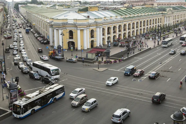 Blick von oben auf die U-Bahn und Mall gostiny dvor auf nevsky Aussicht — Stockfoto