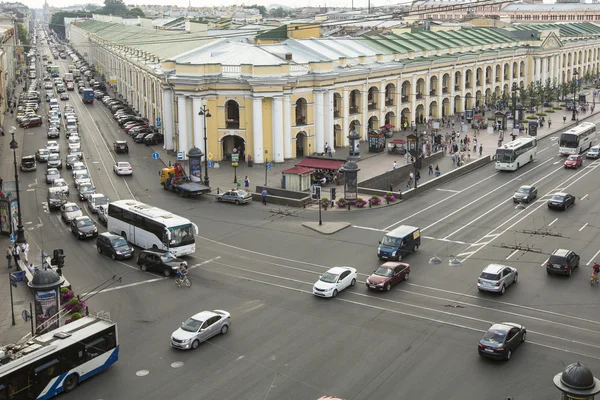 Ovanifrån av metro och Galleria gostiny dvor på nevsky Prospekt — Stockfoto