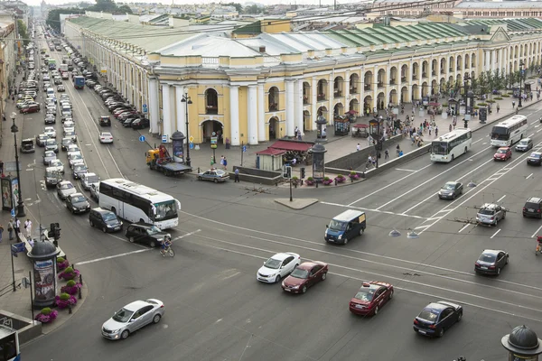 Bovenaanzicht van de metro en winkelcentrum gostiny dvor op nevsky prospect — Stockfoto
