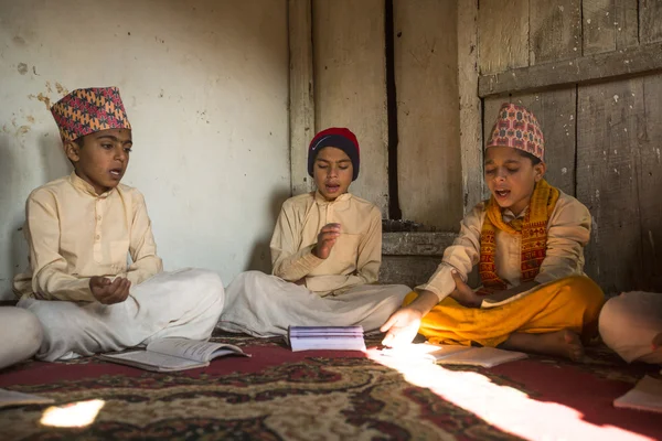 Dzieci podczas czytania tekstów w sanskrycie — Zdjęcie stockowe