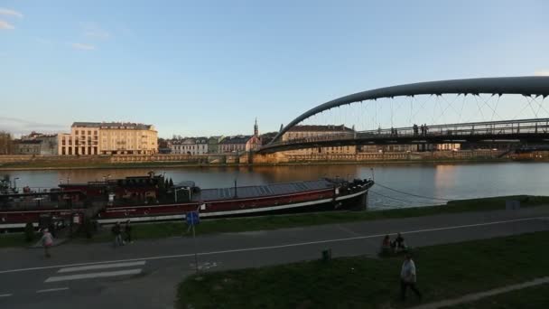 Πεζογέφυρα πάνω από τον ποταμό Βιστούλα. — Αρχείο Βίντεο