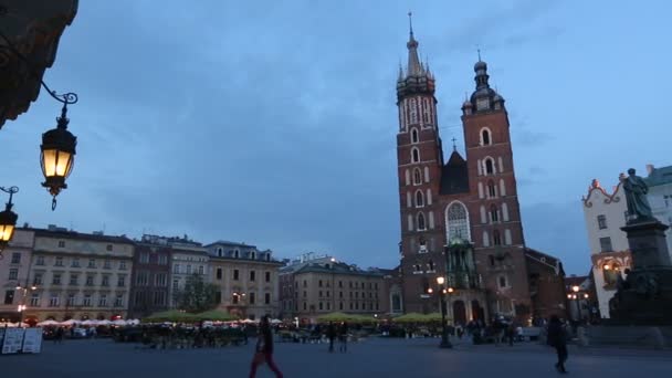 St.Mary's Kilisesi tarihi merkezi Krakow. — Stok video