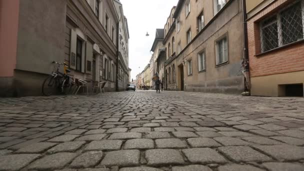 Calzada, pavimentación, en el centro histórico de Cracovia, ciudad vieja — Vídeos de Stock