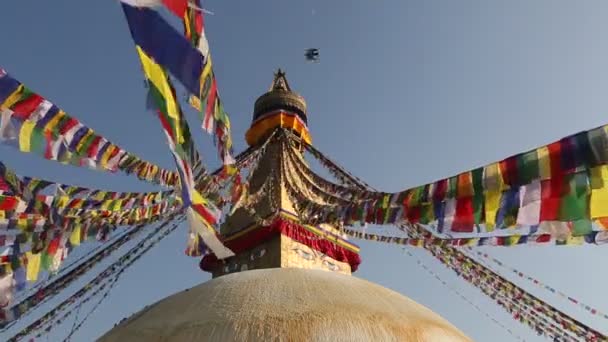 Katmandú Bouddhanath stupa, banderas de colores ondean, Nepal . — Vídeos de Stock