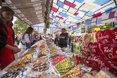 kimliği belirsiz katılımcıları emmaus Katolik Festivali Paskalya Pazartesi