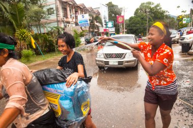 insanlar songkran festivali kutladı